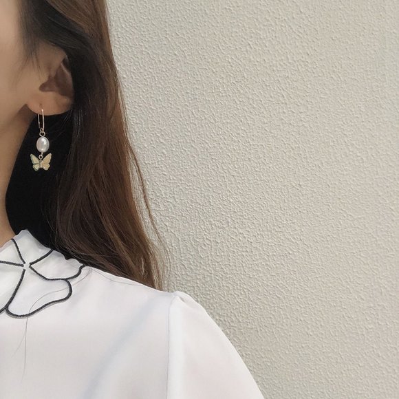 Butterfly Pearl Golden Hoop Earrings - Picture 4 of 12